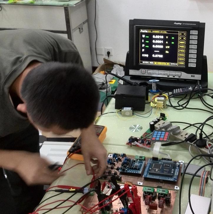 2013年全國大學(xué)生電子設計競賽_比賽中的選手及AnyWay變頻功率分析儀