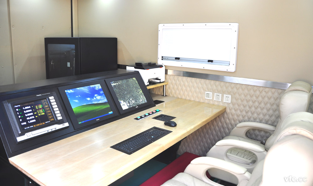 移動(dòng)式高壓電機能效計量檢測平臺內部操控臺