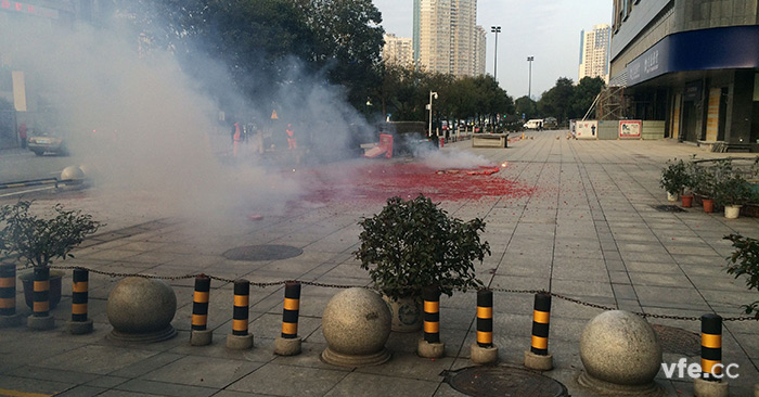 湘商世紀鑫城1樓前坪燃放開(kāi)門(mén)鞭炮