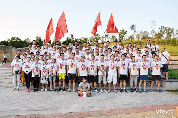 恒力長(cháng)跑隊周年賽事完美結束，公司全體人員合影留戀