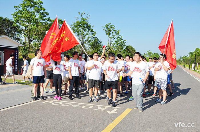 一聲槍聲，銀河電氣全體員工奔出起點(diǎn)