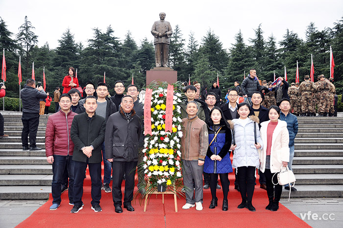 黨支部一行向毛主席銅像獻花籃 黨支部一行向毛主席銅像獻花籃