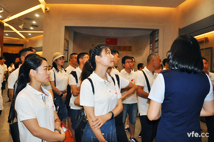 銀河人參觀(guān)雷鋒生平事跡陳列館