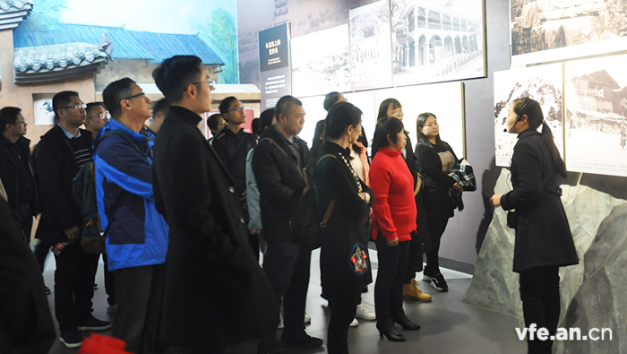 聽(tīng)取講解員介紹胡總書(shū)記走過(guò)的歷史