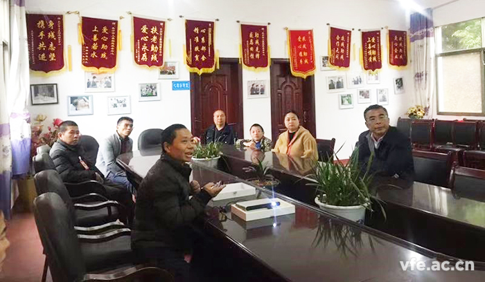 謝書(shū)記一行認真聆聽(tīng)工作人員介紹 謝書(shū)記一行認真聆聽(tīng)工作人員介紹