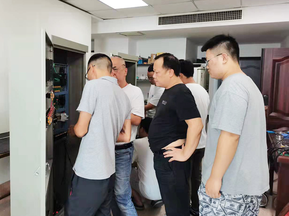 銀河電氣組織生產(chǎn)部學(xué)習電氣柜安裝布線(xiàn)工藝4