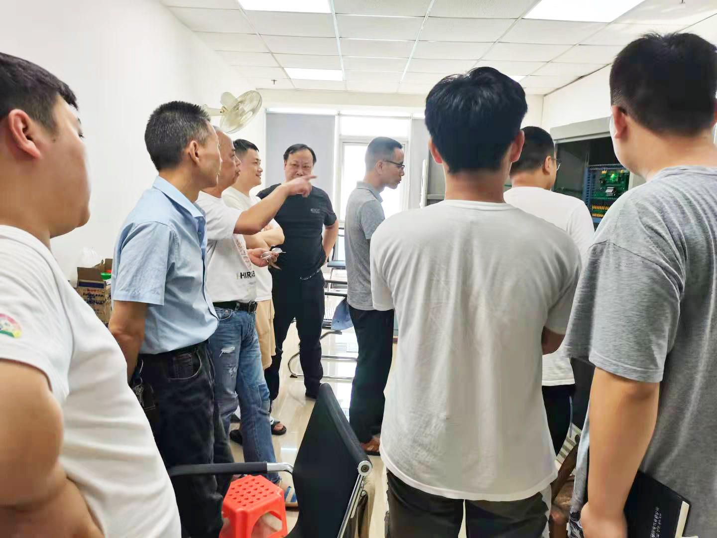 銀河電氣組織生產(chǎn)部學(xué)習電氣柜安裝布線(xiàn)工藝