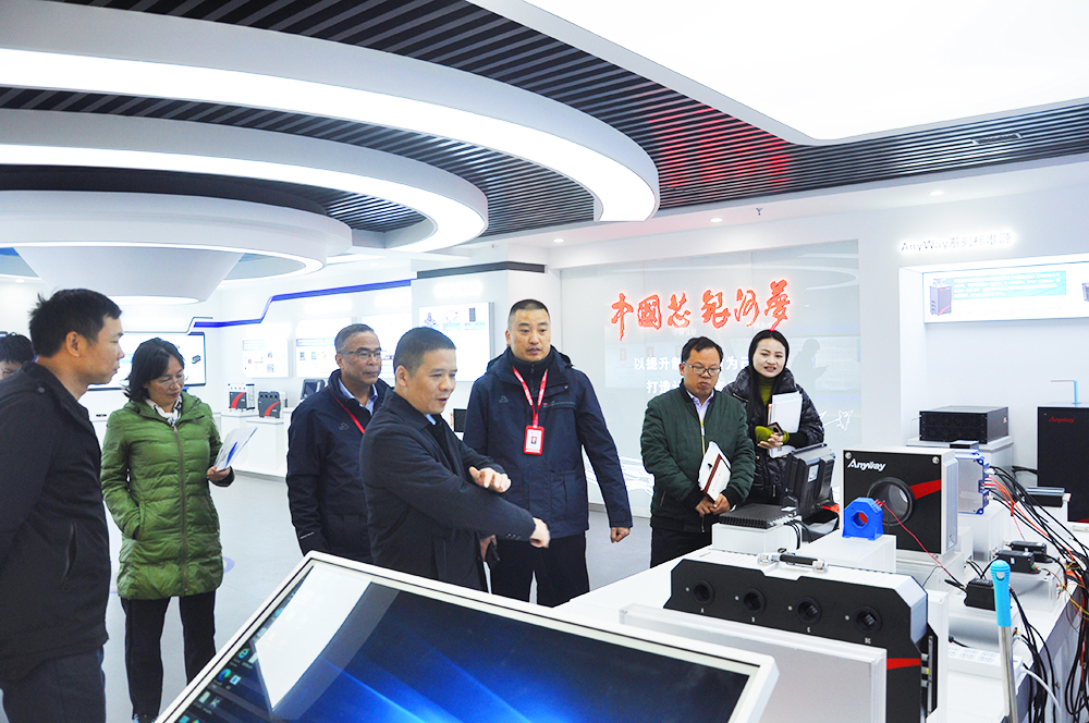 長(cháng)沙經(jīng)開(kāi)區賴(lài)坤明主任一行蒞臨銀河電氣調研指導 長(cháng)沙經(jīng)開(kāi)區賴(lài)坤明主任一行蒞臨銀河電氣調研指導