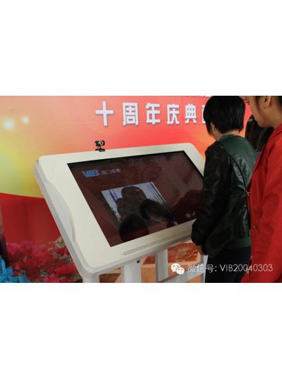 維博十年，感恩有您！ 伴隨著(zhù)慶典的鐘聲，十周年慶典順利拉開(kāi)帷幕！