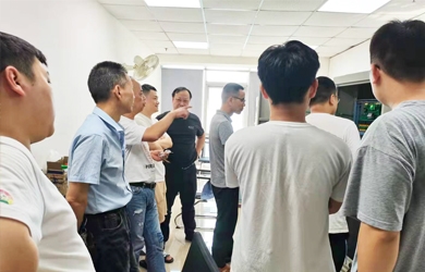 銀河電氣組織生產(chǎn)部學(xué)習電氣柜安裝布線(xiàn)工藝